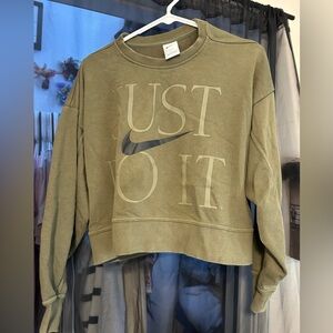 Women’s cropped NIKE crewneck